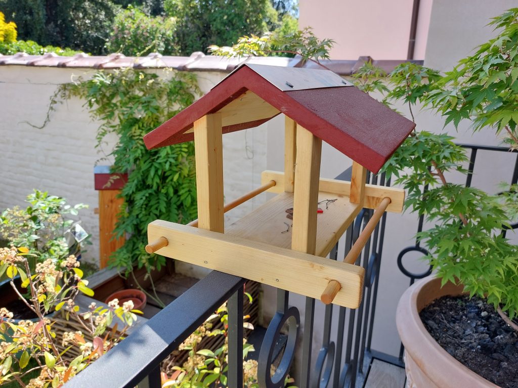 Mangeoire pour oiseaux sur un balcon